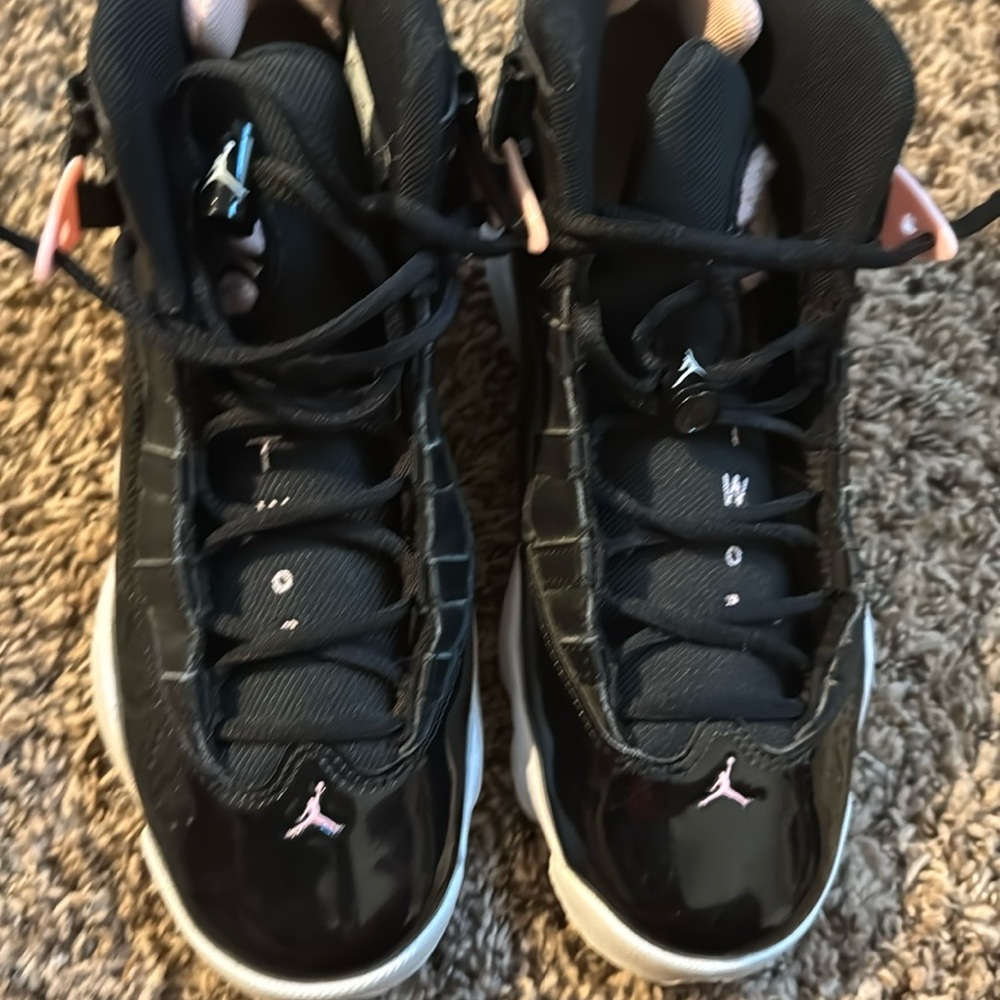 Black and pink Jordan’s size 7 in women